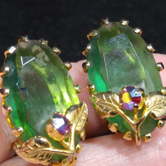Kramer Austria Green Clip Earrings, Gold Plated, 1950s Vintage Jewelry - Picture 3 of 10